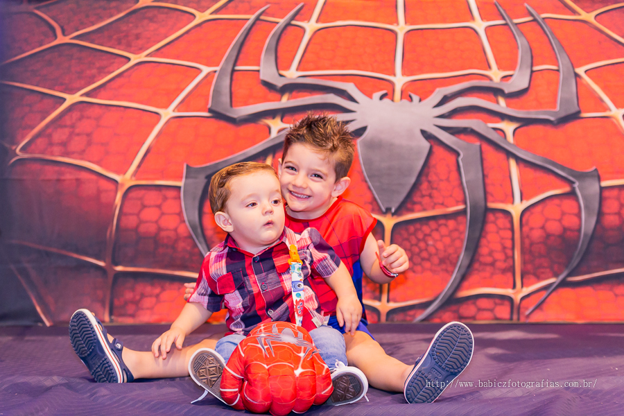 Festa de aniversario infantil do Lucca, decoracao homem aranha spider-man no buffet Fabula Maringa fotografado pela fotografa Rose Babicz. Aniversariante brincando