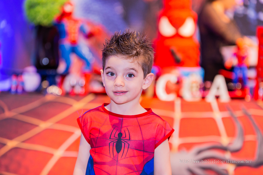 Festa de aniversario infantil do Lucca, decoracao homem aranha spider-man no buffet Fabula Maringa fotografado pela fotografa Rose Babicz. Aniversariante brincando