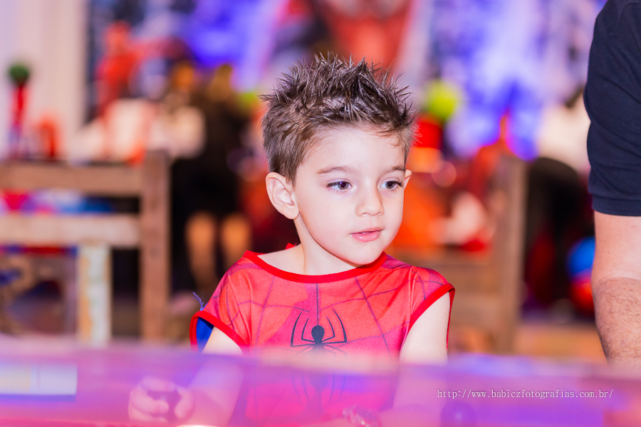 Festa de aniversario infantil do Lucca, decoracao homem aranha spider-man no buffet Fabula Maringa fotografado pela fotografa Rose Babicz. Aniversariante brincando