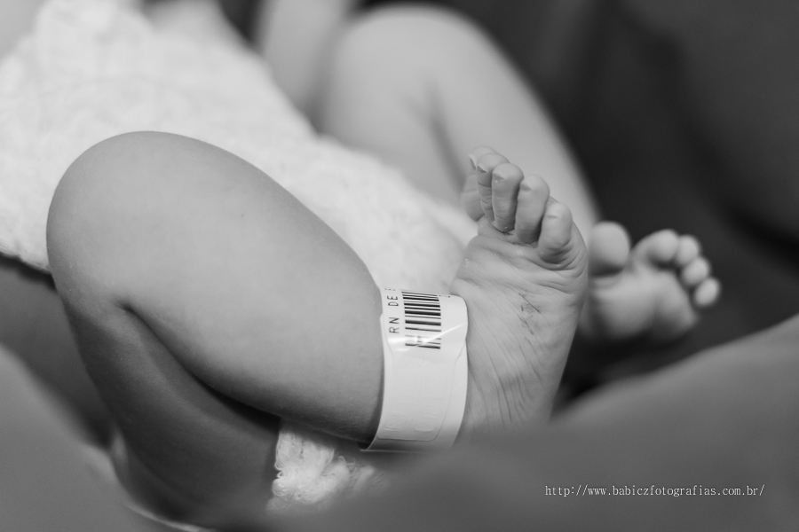 Fotografia do nascimento parto do Samuel na Maternidade Santa Casa Maringá. Pela fotografa Rose Babicz, os pés do bebe com a identificação e o código de barras em preto e branco.