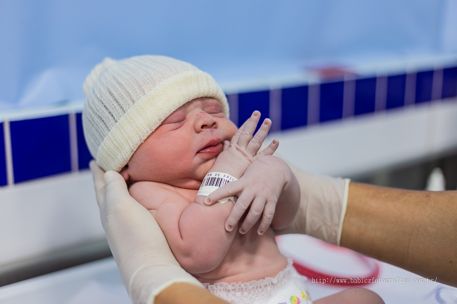 Fotografia do nascimento parto do Samuel na Maternidade Santa Casa Maringá. Pela fotografa Rose Babicz. Apos o nascimento podemos ver o bebe dormindo com touca.