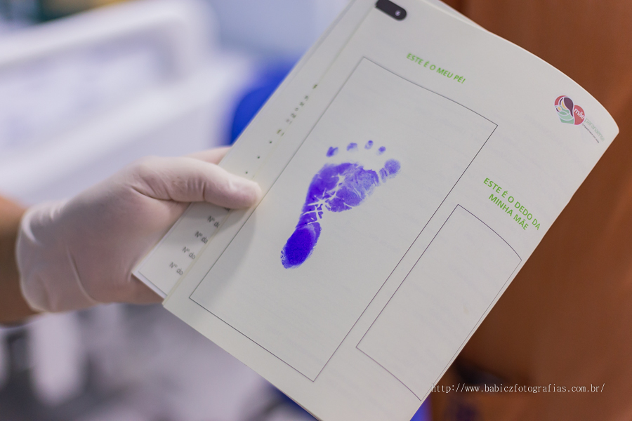  Fotografia do nascimento parto do Samuel na Maternidade Santa Casa Maringá. Pela fotografa Rose Babicz. Apos o nascimento podemos ver o bebe com tinta azul no pezinho  marcando o papel do seu nacimento.