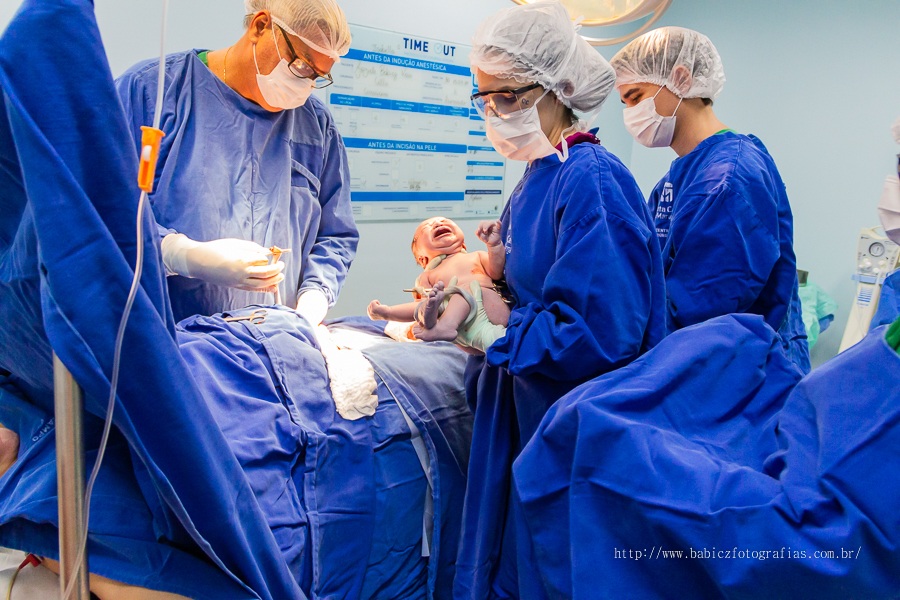 Fotografia de Nascimento de bebe feito pela FOTOGRAFA DE PARTO EM MARINGA - Rose Babicz