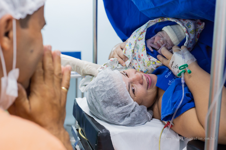 Conforto e segurança foram proporcionados pela Maternidade Santa Casa de Maringá, fazendo do nascimento da Isabella uma experiencia única. A chegada de um bebe é um período repleto de emoções e mudanças constantes. Foto Gestante e bebe primeiro olhar