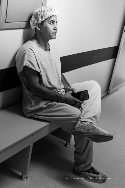 Maternidade Santa Casa com pai todo apreensivo esperando o nascimento do filho