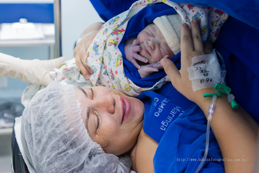Conforto e segurança foram proporcionados pela Maternidade Santa Casa de Maringá, fazendo do nascimento da Isabella uma experiencia única. A chegada de um bebe é um período repleto de emoções e mudanças constantes. Foto Gestante e bebe primeiro olhar