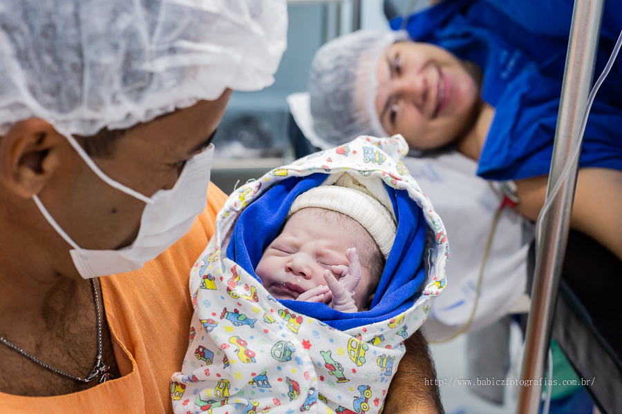 Conforto e segurança foram proporcionados pela Maternidade Santa Casa de Maringá, fazendo do nascimento da Isabella uma experiencia única. A chegada de um bebe é um período repleto de emoções e mudanças constantes. Foto Gestante e bebe primeiro olhar