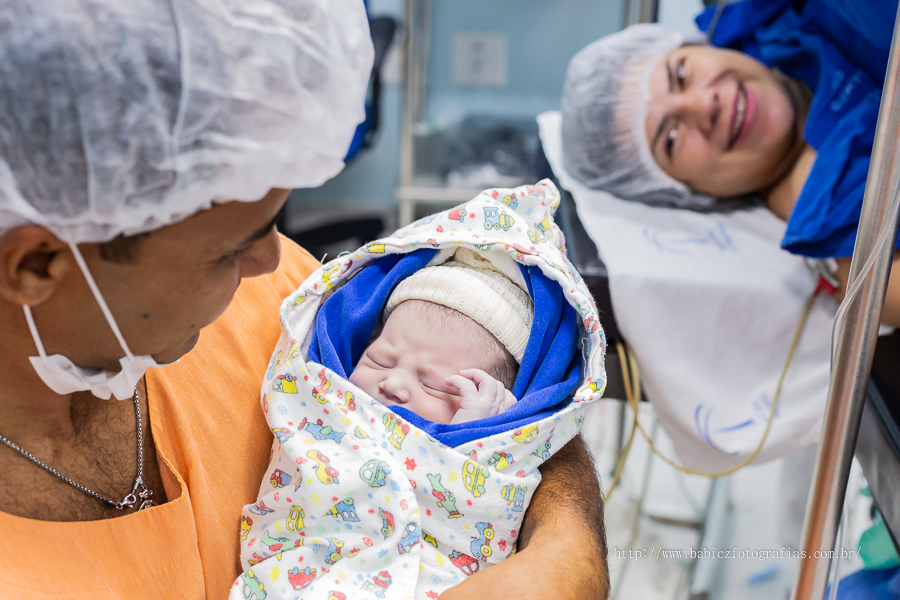 Conforto e segurança foram proporcionados pela Maternidade Santa Casa de Maringá, fazendo do nascimento da Isabella uma experiencia única. A chegada de um bebe é um período repleto de emoções e mudanças constantes. Foto Gestante e bebe primeiro olhar