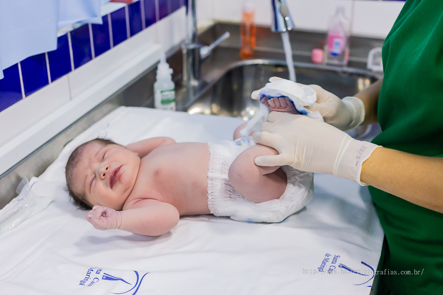 Conforto e segurança foram proporcionados pela Maternidade Santa Casa de Maringá, fazendo do nascimento da Isabella uma experiencia única. A chegada de um bebe é um período repleto de emoções e mudanças constantes. Foto do bebe linda apos o nascimento 