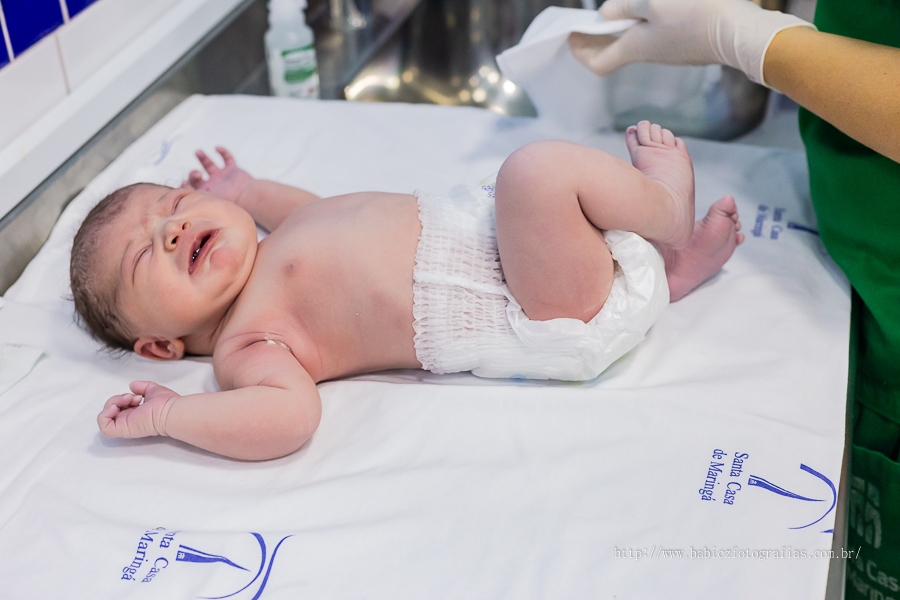 Conforto e segurança foram proporcionados pela Maternidade Santa Casa de Maringá, fazendo do nascimento da Isabella uma experiencia única. A chegada de um bebe é um período repleto de emoções e mudanças constantes. Foto do bebe linda apos o nascimento 