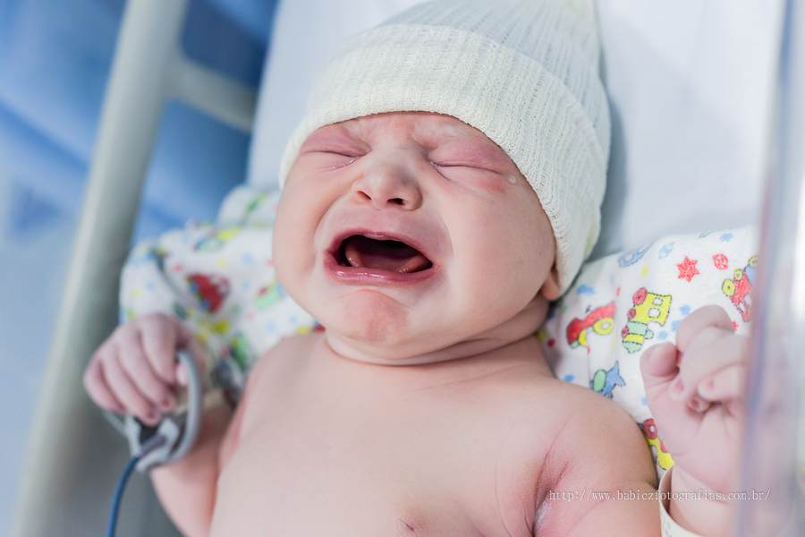 Conforto e segurança foram proporcionados pela Maternidade Santa Casa de Maringá, fazendo do nascimento da Isabella uma experiencia única. A chegada de um bebe é um período repleto de emoções e mudanças constantes. Foto do bebe linda apos o nascimento 