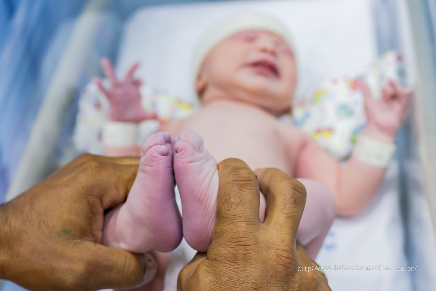 foto de bebe na maternidade feito pela fotógrafa em maringá Rose Babicz