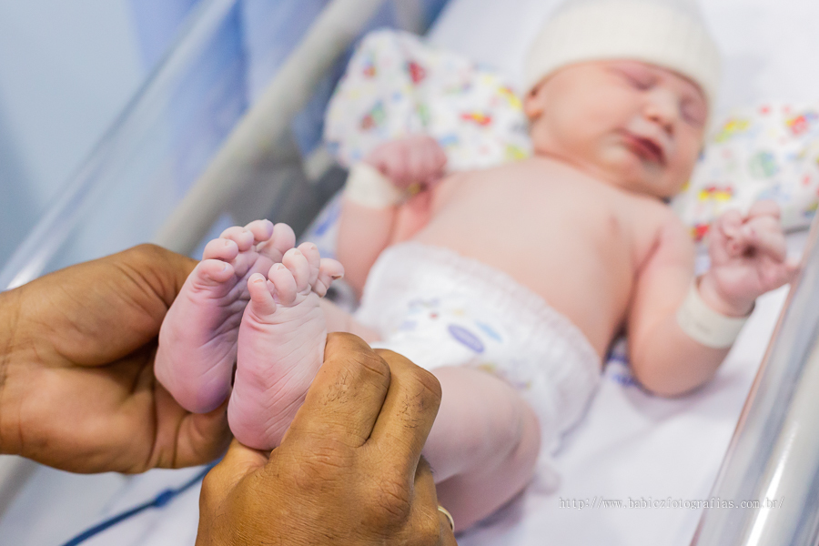 Conforto e segurança foram proporcionados pela Maternidade Santa Casa de Maringá, fazendo do nascimento da Isabella uma experiencia única. A chegada de um bebe é um período repleto de emoções e mudanças constantes. Foto do bebe linda apos o nascimento 