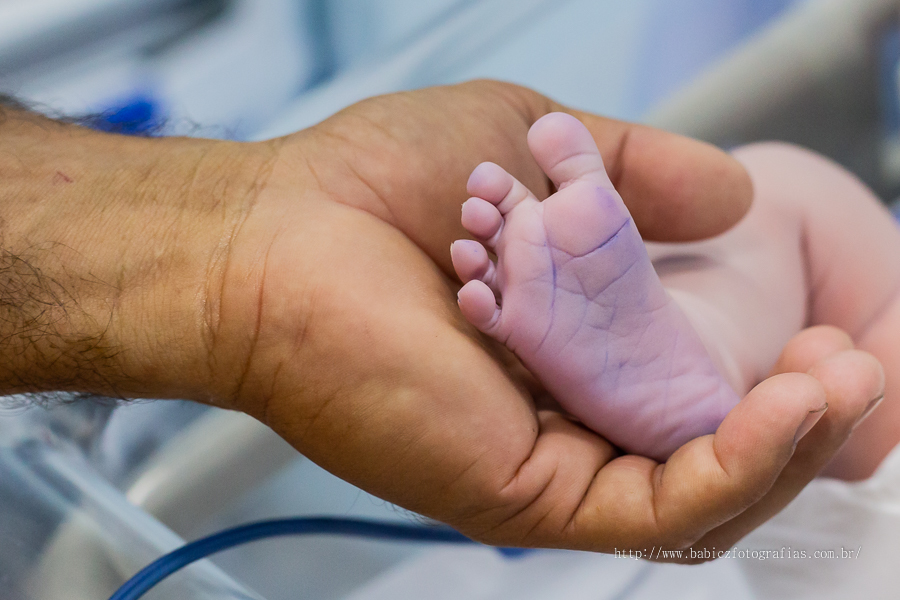 Conforto e segurança foram proporcionados pela Maternidade Santa Casa de Maringá, fazendo do nascimento da Isabella uma experiencia única. A chegada de um bebe é um período repleto de emoções e mudanças constantes. Foto do bebe linda apos o nascimento 