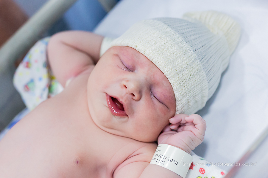 Conforto e segurança foram proporcionados pela Maternidade Santa Casa de Maringá, fazendo do nascimento da Isabella uma experiencia única. A chegada de um bebe é um período repleto de emoções e mudanças constantes. Foto do bebe linda apos o nascimento 