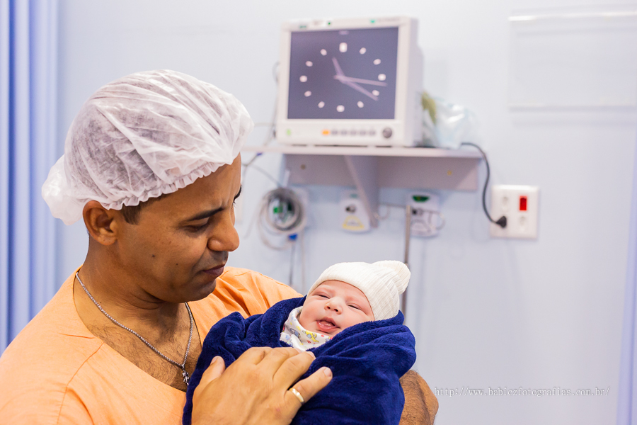 Conforto e segurança foram proporcionados pela Maternidade Santa Casa de Maringá, fazendo do nascimento da Isabella uma experiencia única. A chegada de um bebe é um período repleto de emoções e mudanças constantes. Foto pai olhando bebe linda