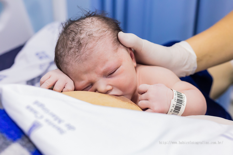 Conforto e segurança foram proporcionados pela Maternidade Santa Casa de Maringá, fazendo do nascimento da Isabella uma experiencia única. A chegada de um bebe é um período repleto de emoções e mudanças constantes. Foto amamentação, bebe mamando.