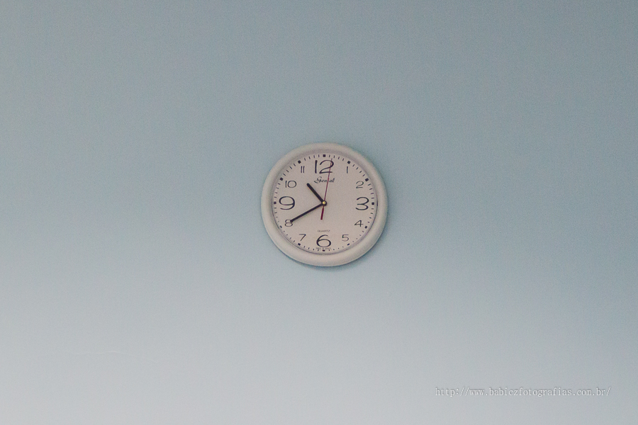 Relógio marcando a hora do nascimento de um bebe na maternidade Santa Casa de Maringá.