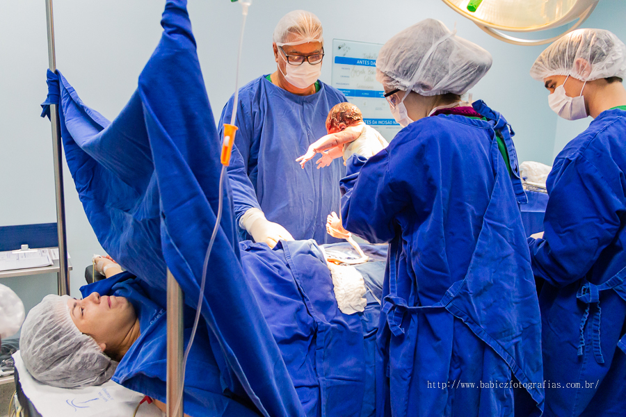 Conforto e segurança foram proporcionados pela Maternidade Santa Casa de Maringá, fazendo do nascimento da Isabella uma experiencia única. A chegada de um bebe é um período repleto de emoções e mudanças constantes. Bebe sendo tirado da barriga da mae.