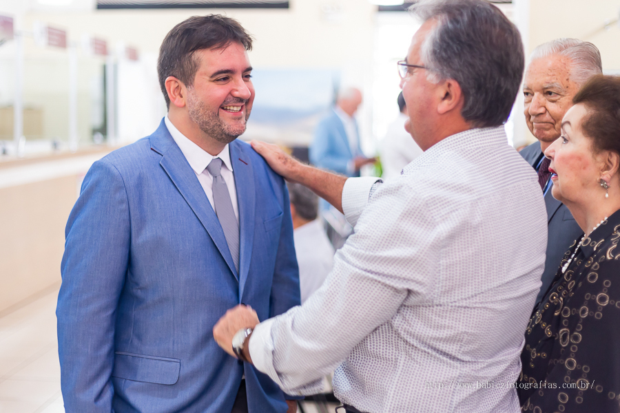 retrato do pai arrumando o terno do noivo