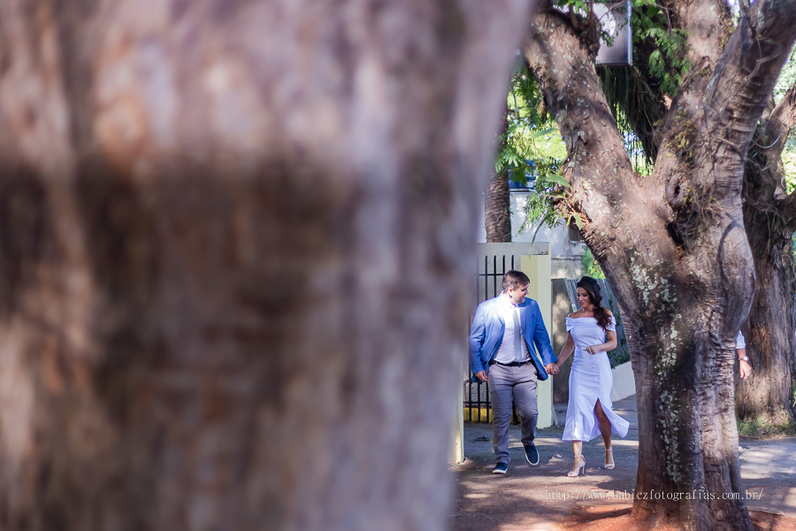Noivos de mãos dada chegando no cartório para o casamento no civil