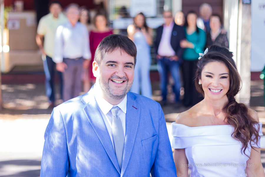 Foto dos noivos na frente da família reunida em frente ao cartório maringá