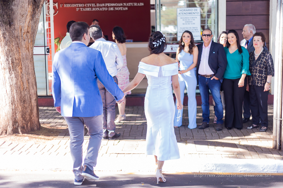 Foto noivos de costas caminhando em Maringá Pr