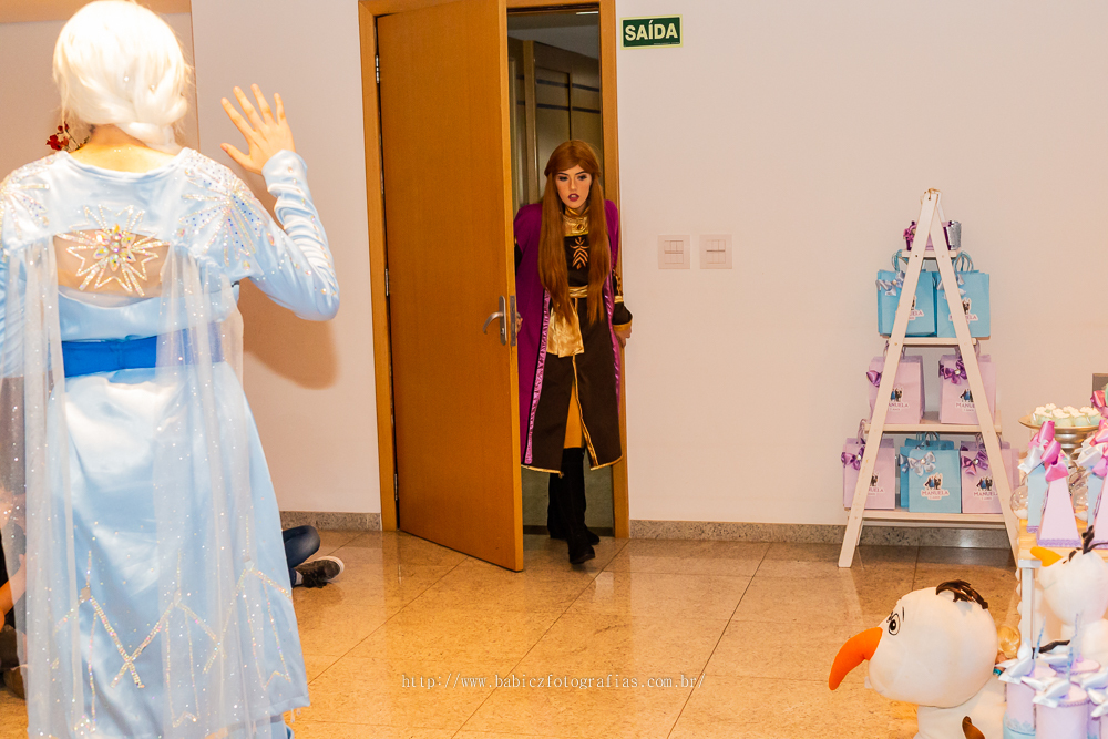 Fotografia da aniversariante Manuela com os amiguinhos sentados no chao na sua festa de 3 anos em Maringá, assistindo a apresentação da Ana e Elza do Frozen 