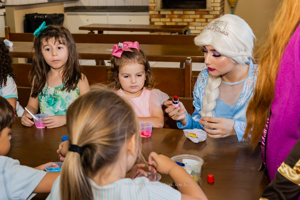 Fotos da aniversariante com os amiguinhos brincando com slime com a Elza e Ana do Frozen