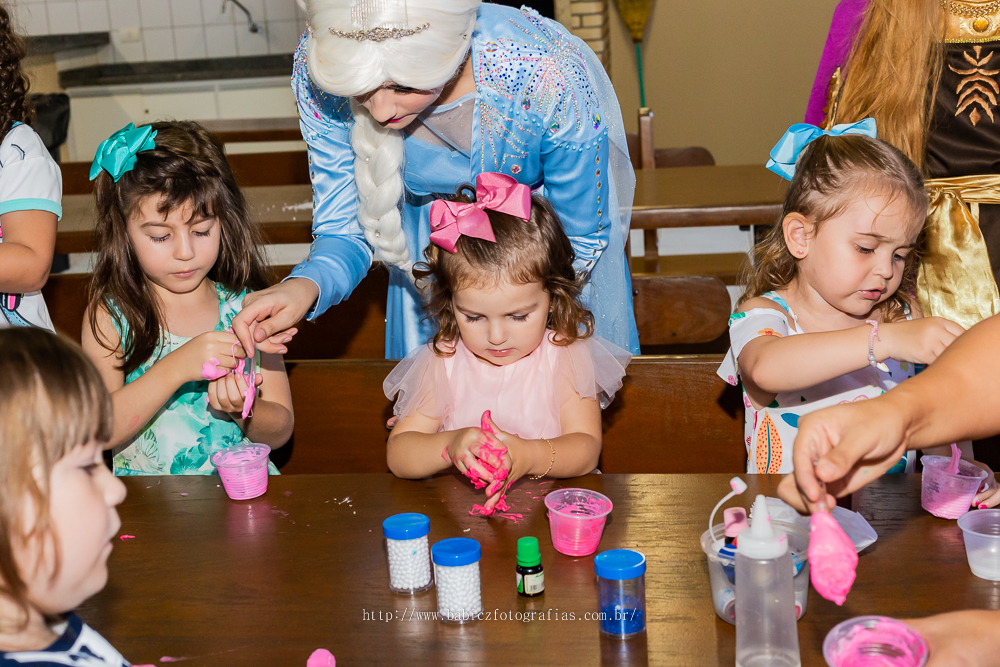 Fotos da aniversariante com os amiguinhos brincando com slime com a Elza e Ana do Frozen