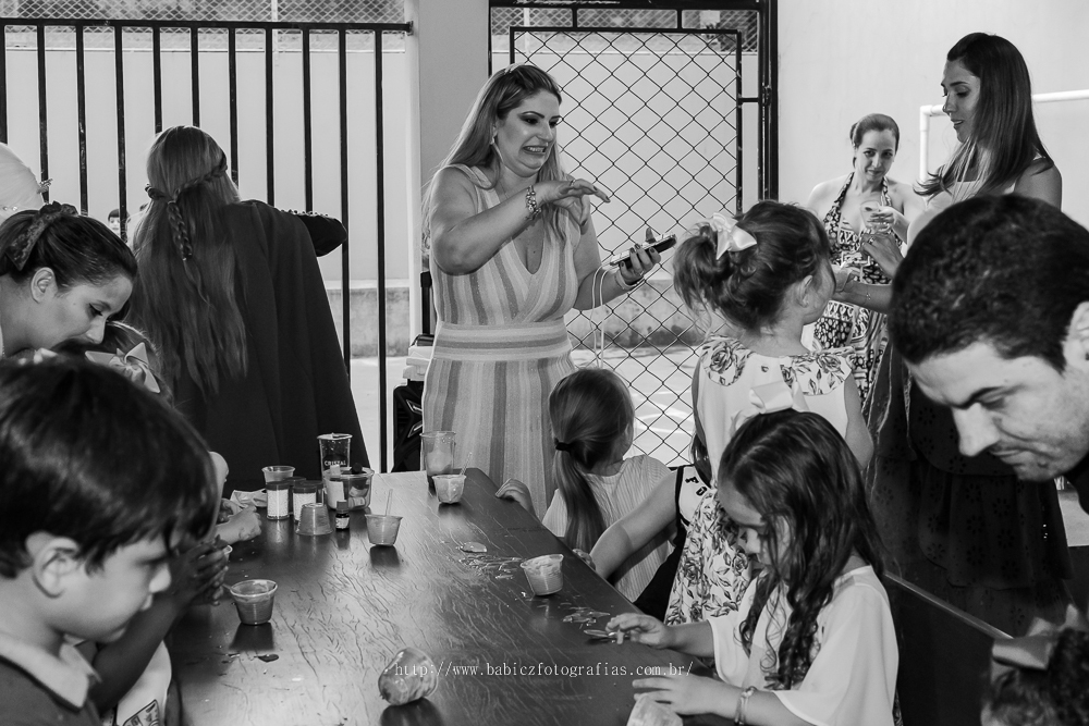 Fotos  em PRETO E BRANCO da aniversariante  E A MAMAE COM CARA DE NOJO com os amiguinhos brincando com slime com a Elza e Ana do Frozen