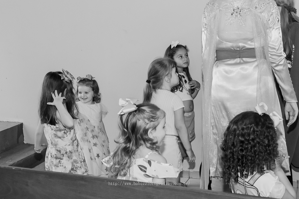 Fotos  em PRETO E BRANCO da aniversariante com os amiguinhos DANCANDO com a Elza e Ana do Frozen