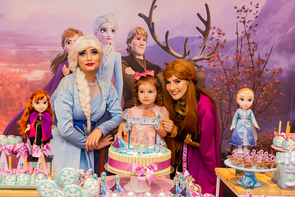 Fotografia da Elza e Ana do Frozen com a aniversariante na festa de aniversario infantil em Maringa