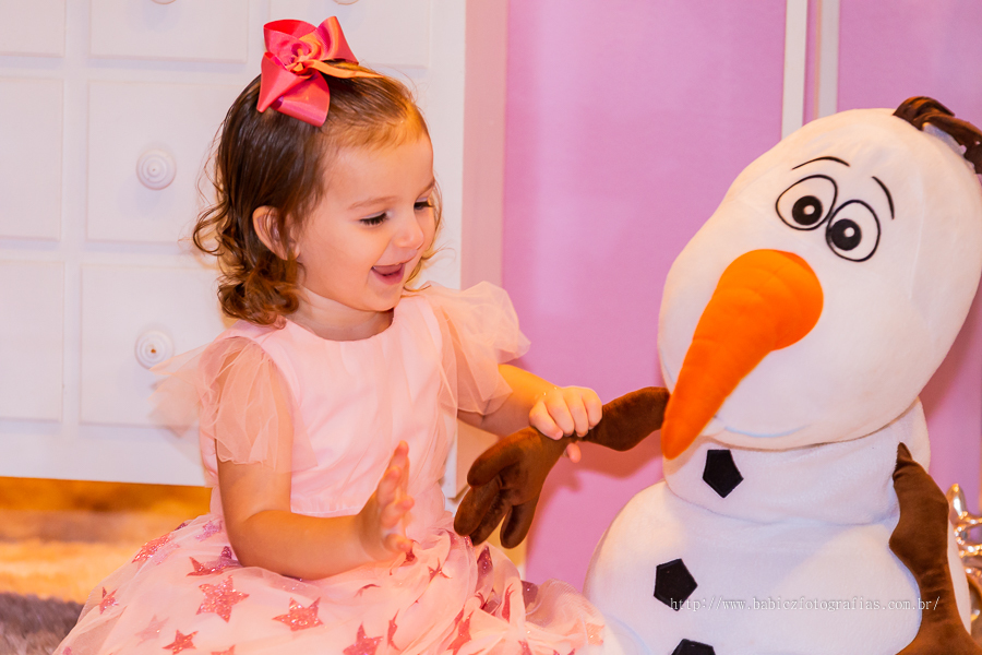 Fotografia da aniversariante brincando com o Olaf do frozen sua festa de aniversario de 3 aninhos na cidade de Maringá