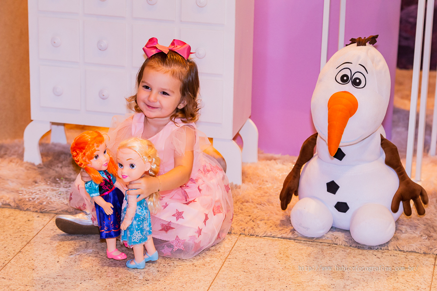 Fotografia da aniversariante brincando com o Olaf do frozen sua festa de aniversario de 3 aninhos na cidade de Maringá