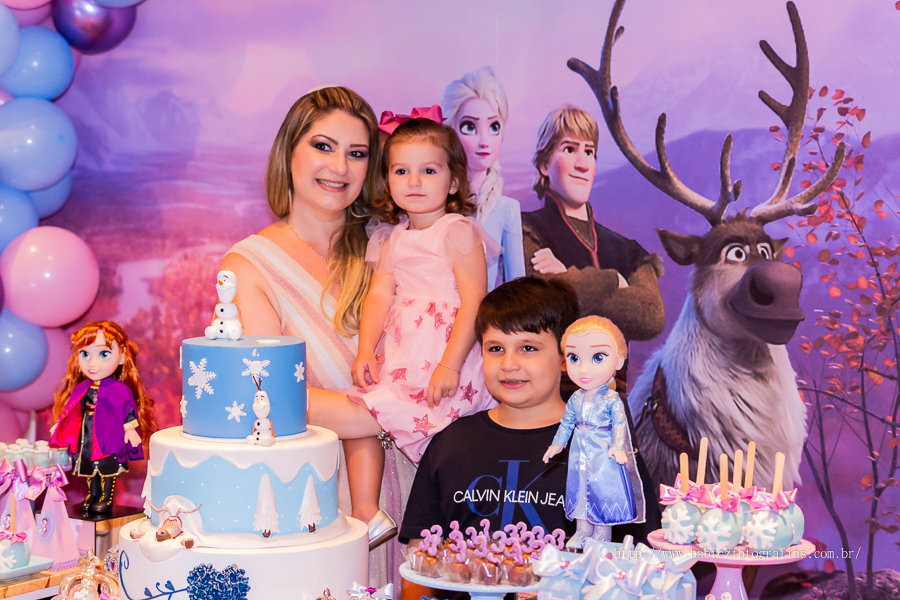 Foto da aniversariante com a família no cenário da frozen em Maringa