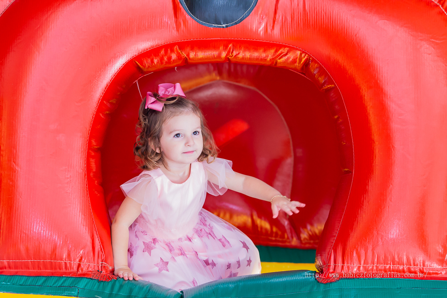 Fotografia da aniversariante Manuela brincando na sua festa de 3 anos em Maringa, foto de Rose Babicz 