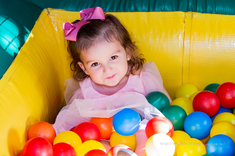 Fotografia da aniversariante Manuela brincando na sua festa de 3 anos em Maringa, foto de Rose Babicz 