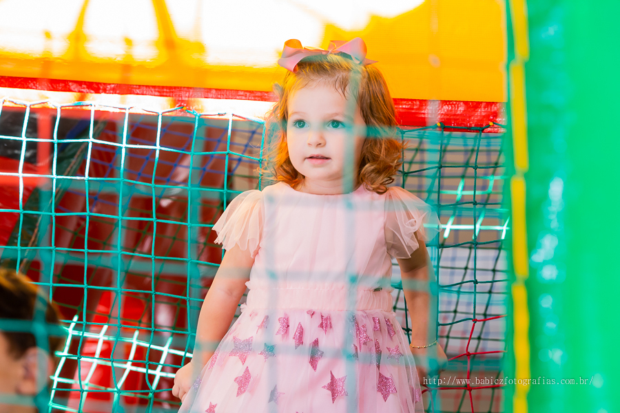 Fotografia da aniversariante Manuela brincando no pula pula na sua festa de 3 anos em Maringa, foto de Rose Babicz 