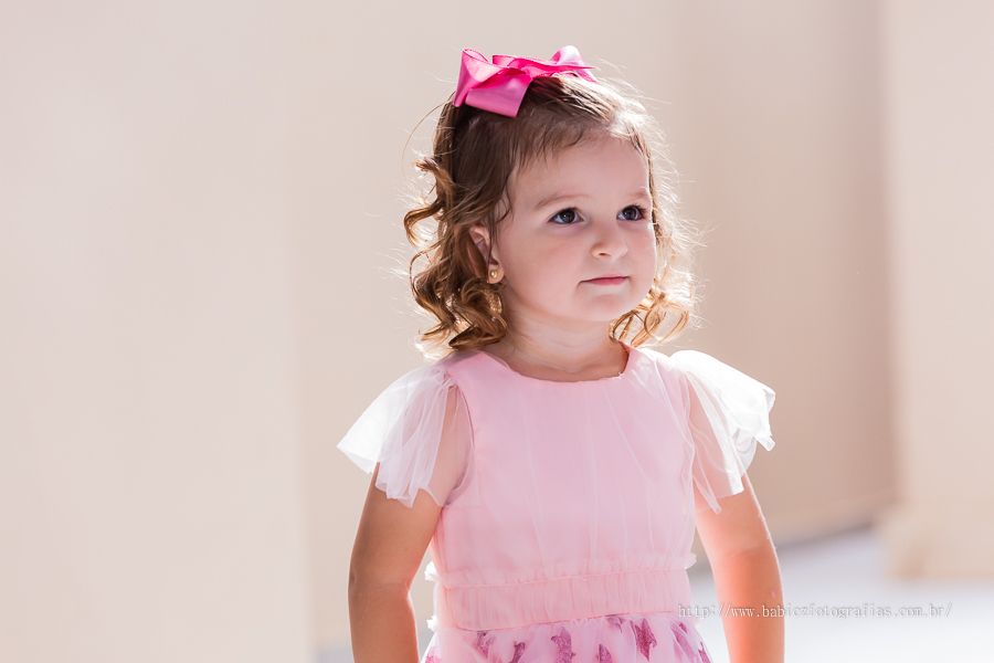 Fotografia da aniversariante Manuela brincando na sua festa de 3 anos em Maringá, foto de Rose Babicz 