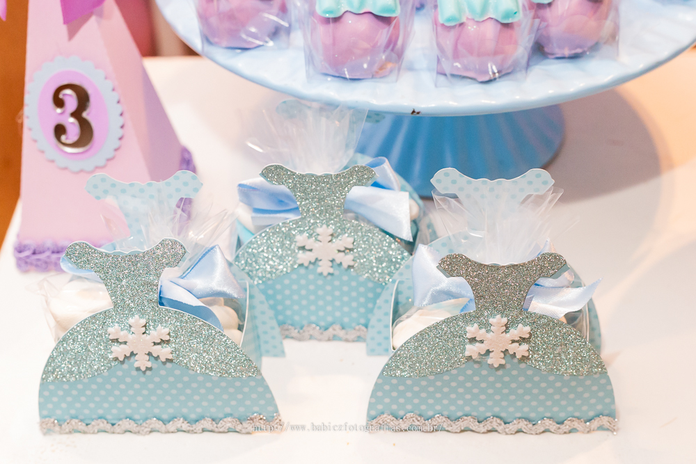 Foto dos doces personalizados da decoração Frozen rosa e azul