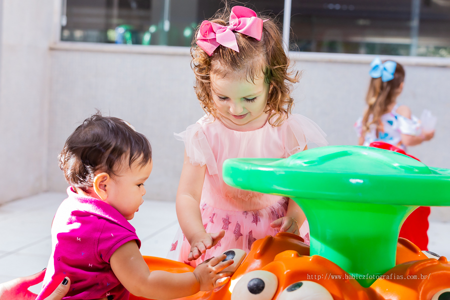Fotografia da aniversariante Manuela brincando na sua festa de 3 anos em Maringá, foto de Rose Babicz com a decoração do frozen