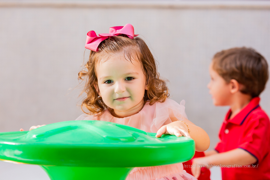 Fotografia da aniversariante Manuela brincando na sua festa de 3 anos em Maringá, foto de Rose Babicz com a decoração do frozen