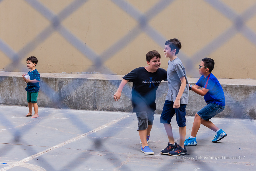 Fotografia do irmao da aniversariante brincando  de futemol com os amigos em Maringá, foto de Rose Babicz 