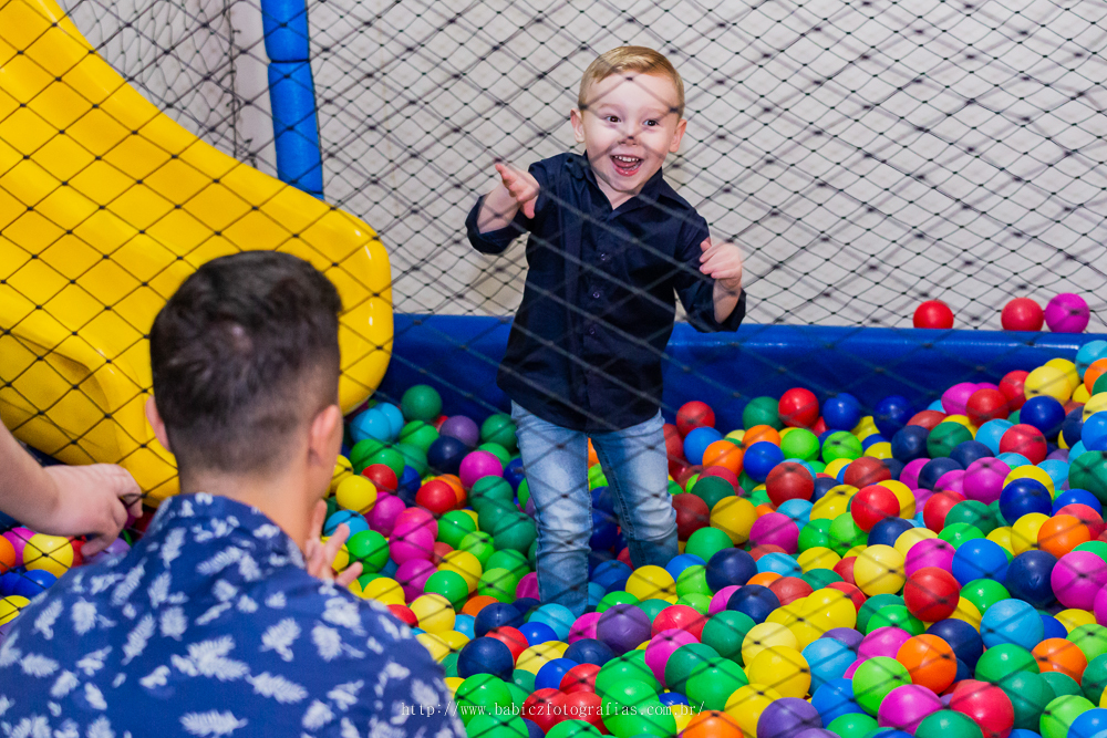 fotografia de menino brincando na piscina de bolinha em sua festa de aniversario infantil