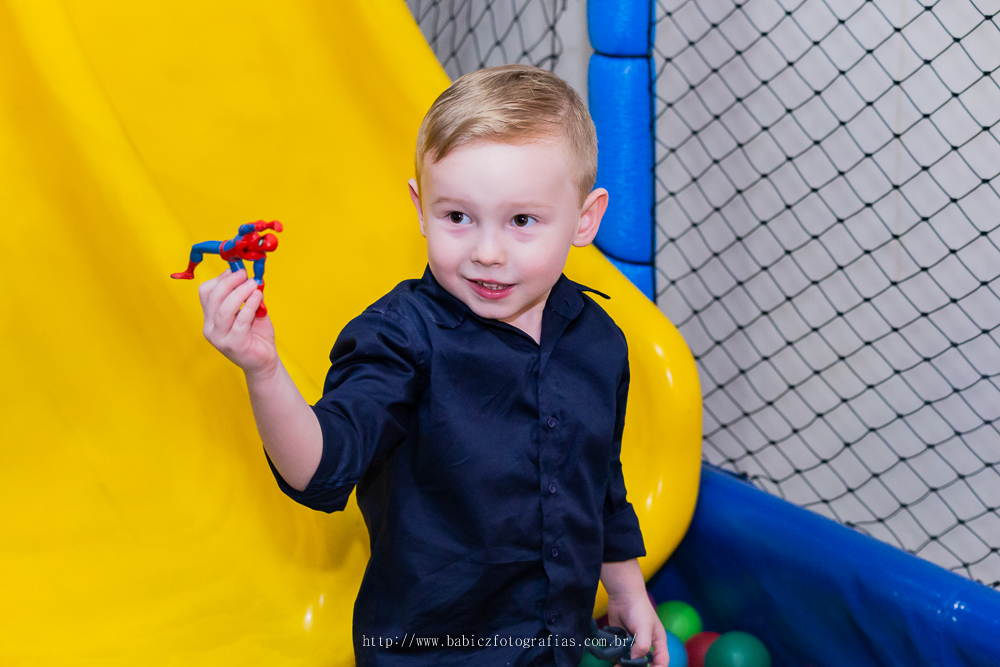 fotografia de menino brincando em sua festa de aniversario infantil