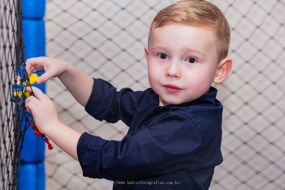 fotografia de menino brincando em sua festa de aniversario infantil