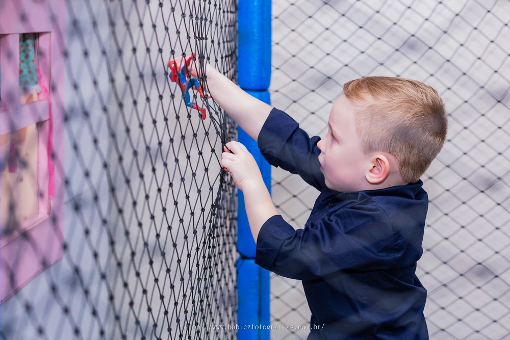 fotografia de menino brincando em sua festa de aniversario infantil