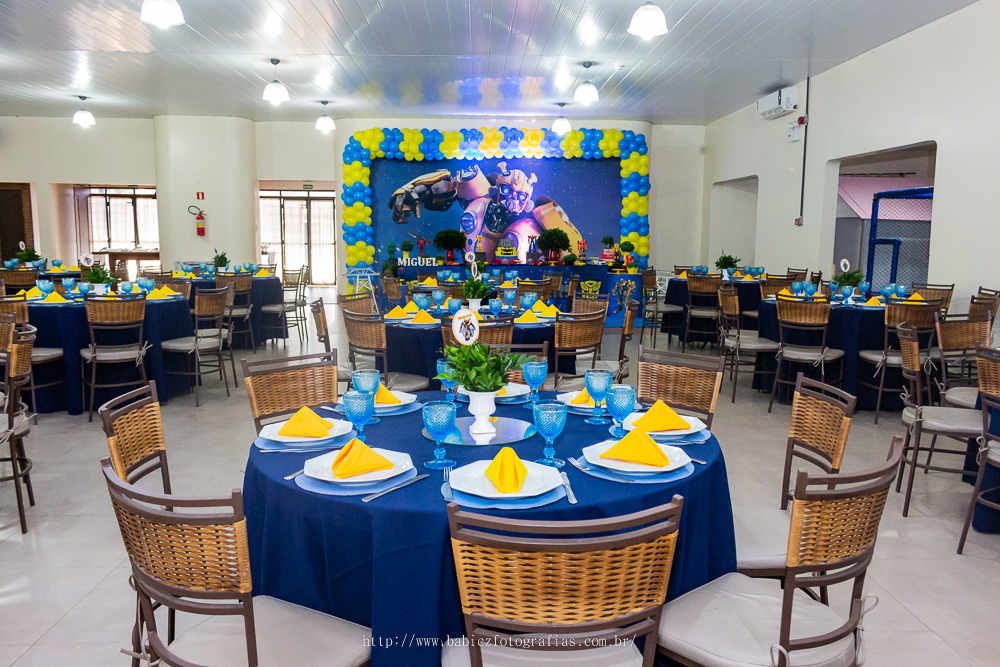 fotografia do buffet infantil Armazém Maringá decorado com o tema transformes