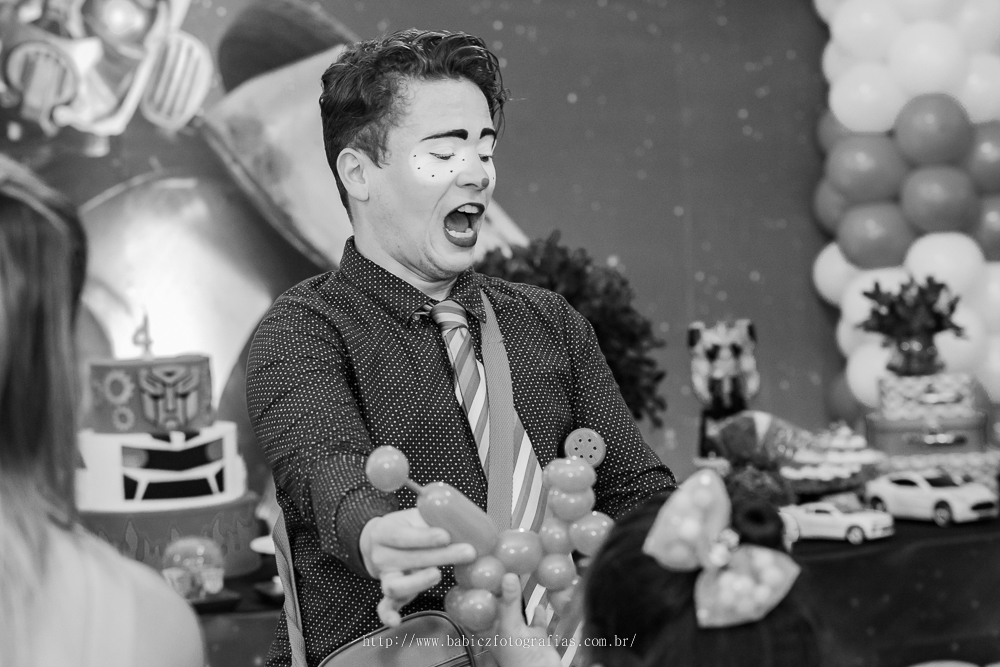 fotografia de Guilherme Ivanes animando festa infantil no buffet infantil em Maringa em preto e branco